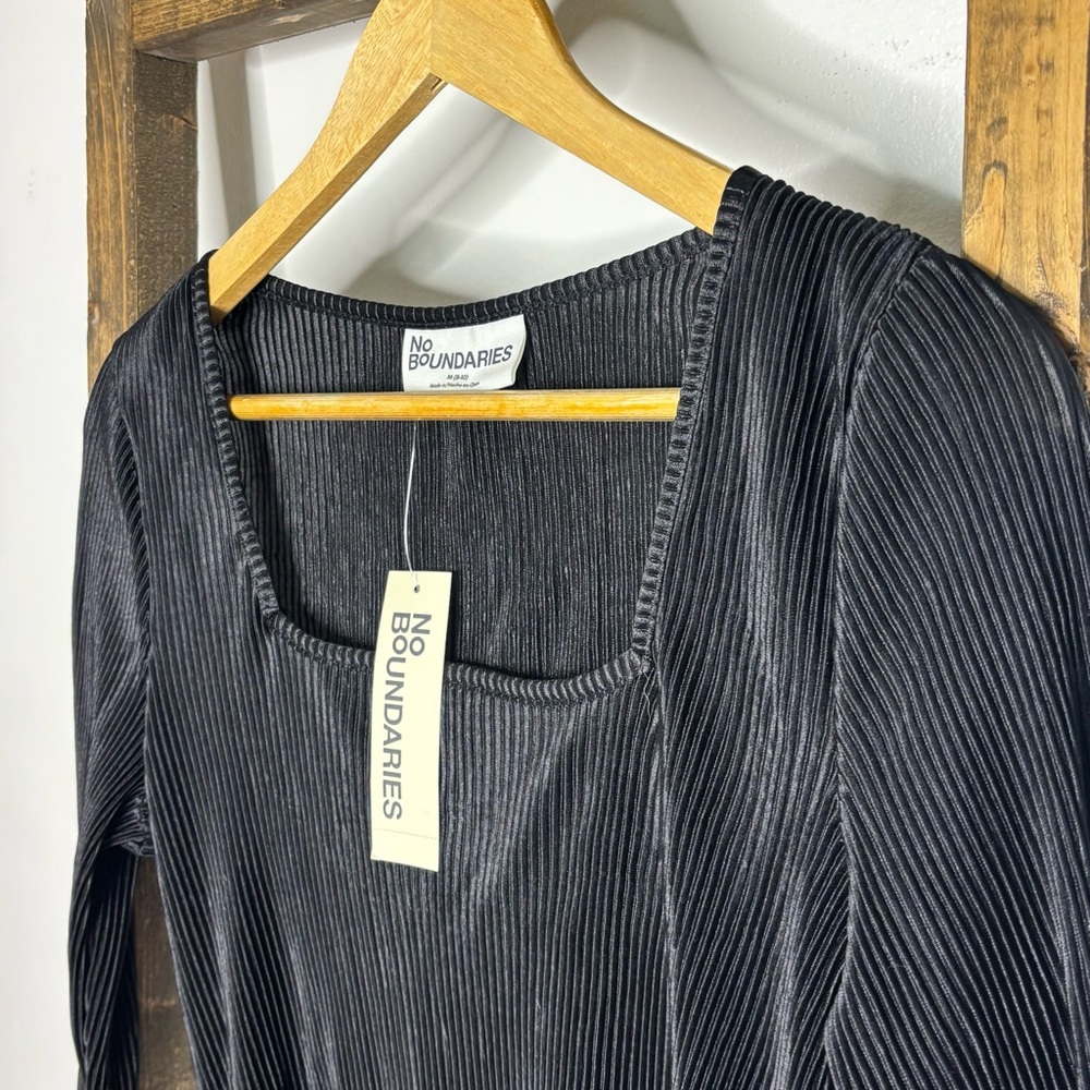 No Boundaries Black Fitted Crop Blouse - Picture 2 of 4